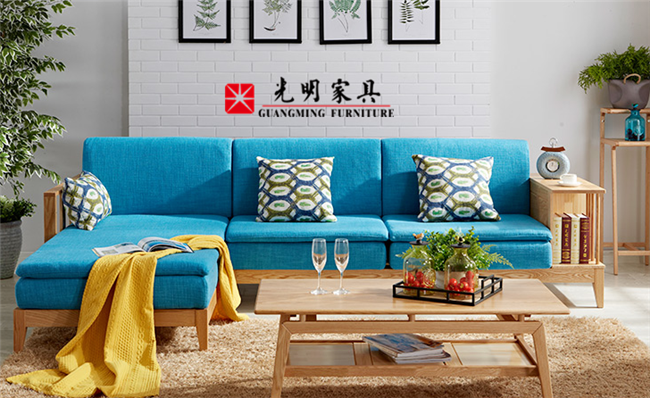 譜寫春日里的小清新，不妨為客廳添置一款實(shí)木沙發(fā)